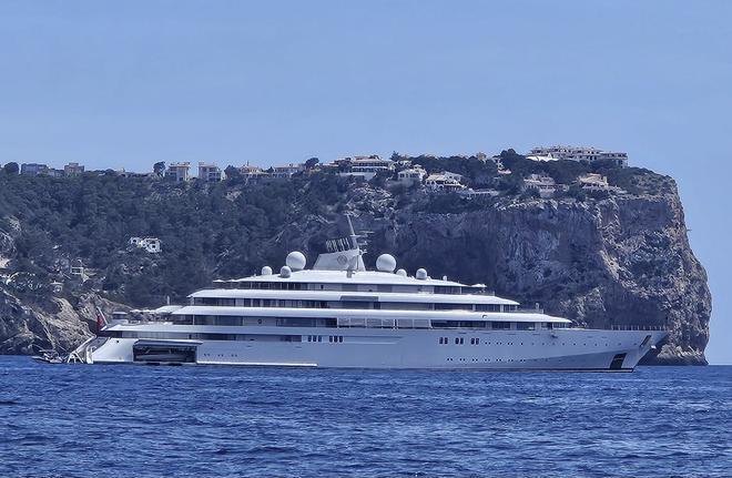 Yates en Mallorca: Las fotos de la llegada a la isla del megayate Golden Odyssey