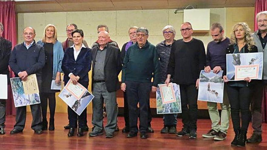 Els premiats, amb el IV Colada de Lletres, i altres assistents a l&#039;acte, al Casal Marià d&#039;Olot.