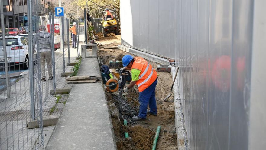 Operarios trabajando ayer en el exterior de la escuela infantil de A Parda. |   // RAFA VÁZQUEZ