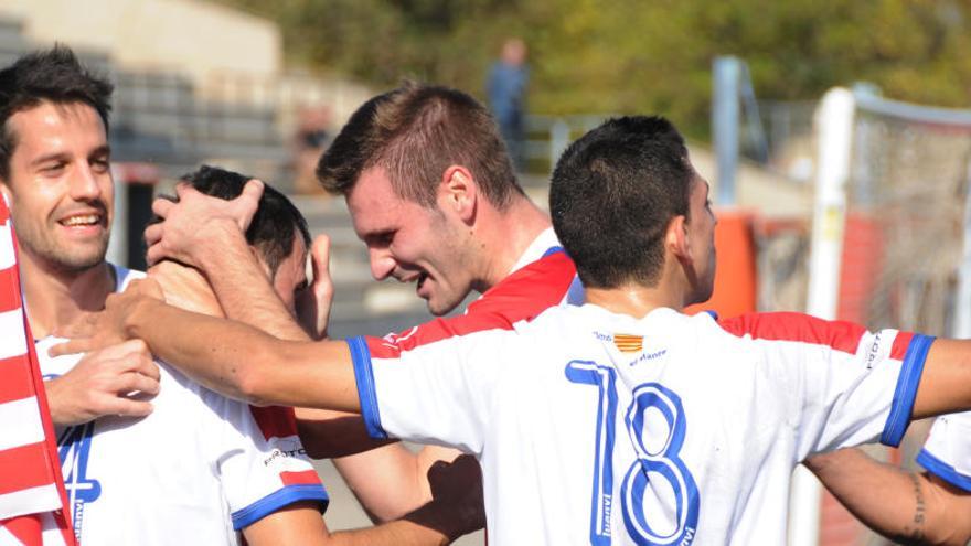 Els jugadors del Manresa celebren el 2 a 1 encara a la primera part