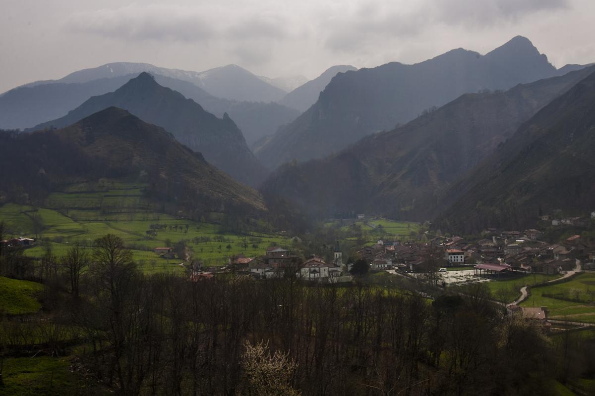 Una vista de la localidad de Soto de Agues, desde la que parte el monumento natural de la Ruta del Alba