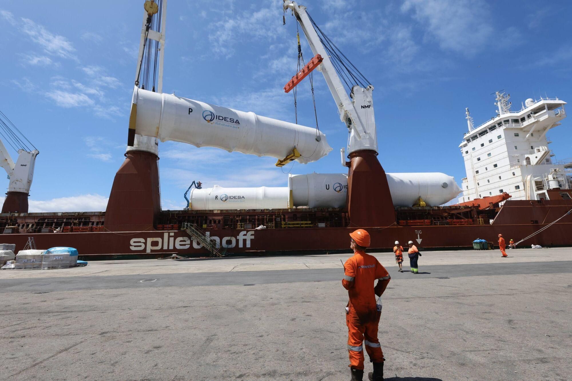 En imágenes: Así fue la carga en el Puerto de Avilés de nueve colosales depósitos de CO2 fabricados por Idesa