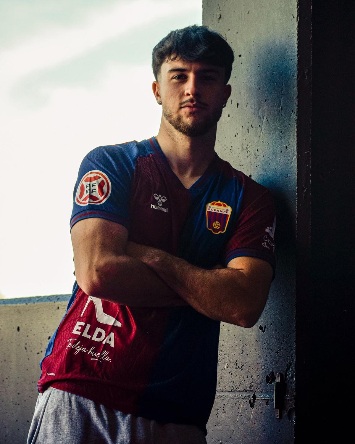 Hugo Alba posa con la camiseta del Eldense, en su presentación.