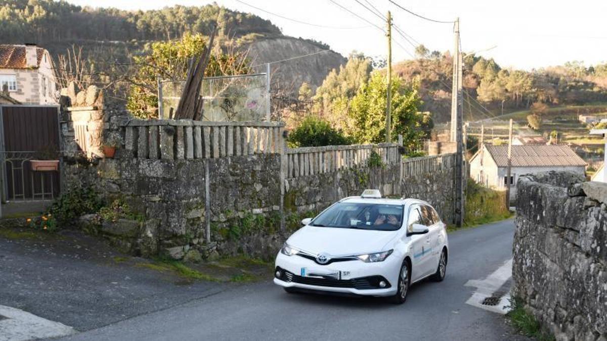 Un taxi del "coche de punto" en el rural pontevedrés