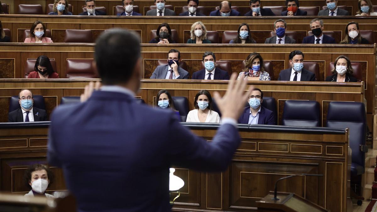 El presidente del Gobierno, Pedro Sánchez, interviene en una sesión plenaria, en el Congreso de los Diputados.