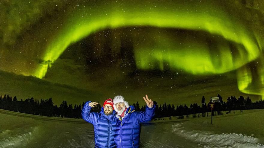 Carlos López, a la izquierda, y Xurde  Margaride, en el Ártico, disfrutando de una aurora boreal.