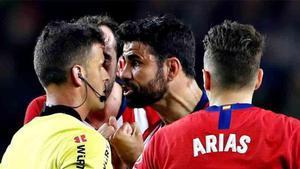 Diego Costa, junto a Gil Manzano, protestando una acción