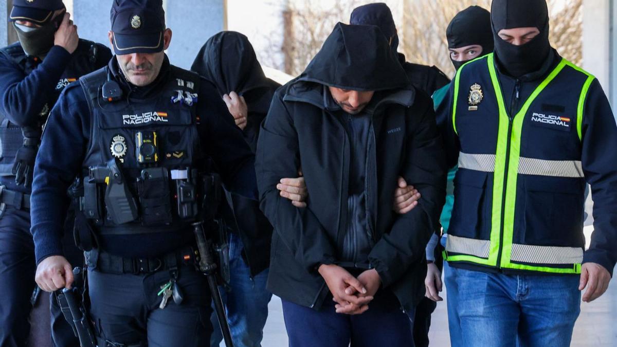 Guardia Civil y Policía Nacional acompañan a varios detenidos por drogas en Vilagarcía. |  Iñaki Abella