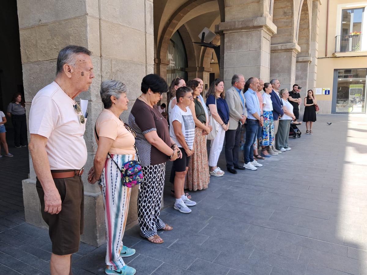 Participants en el minut de silenci que s'ha fet aquest matí davant de l'ajuntament de Manresa