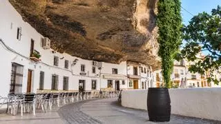 El pueblo excavado en la roca donde comer las mejores migas con chorizo de España: perfecto para recorrer a pie y visitar sus casas bajo el peñón