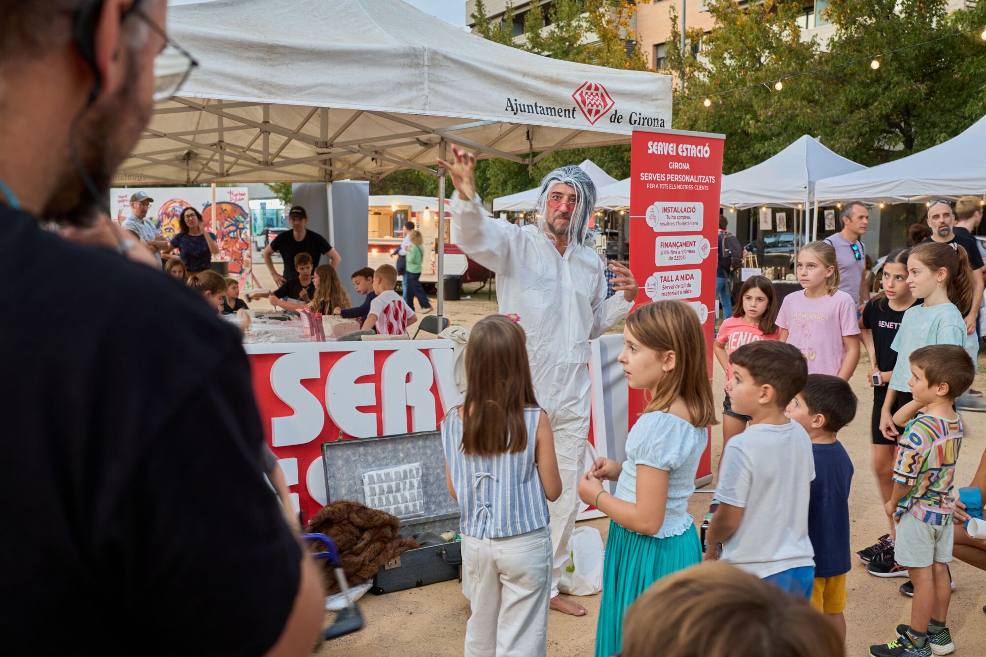Fira La Mosquitera amb mostres d'artistes emergents, actuacions musicals i espectacles de màgia i foc.