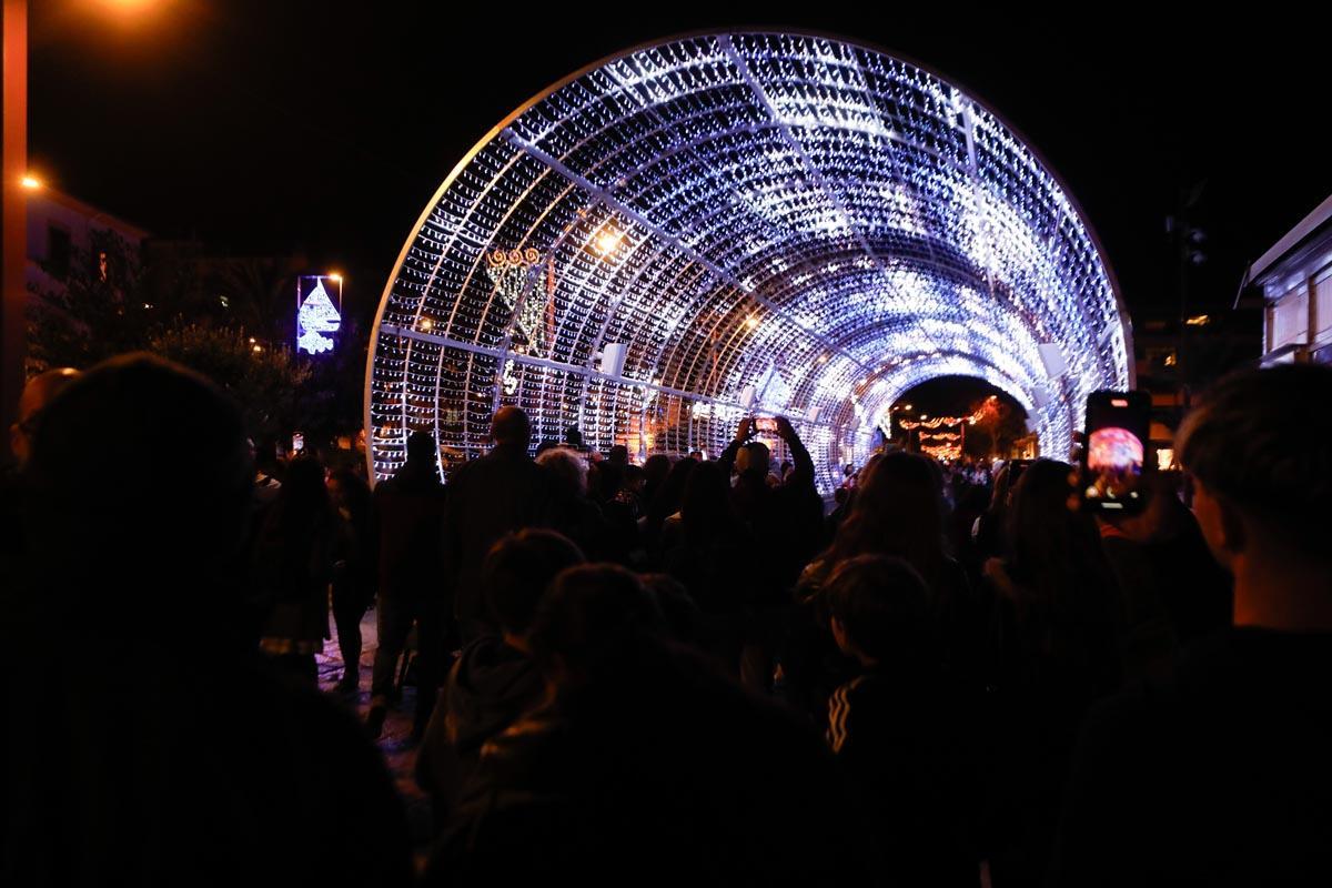 Galería: Juegos y risas en el túnel de luces del puerto de Ibiza