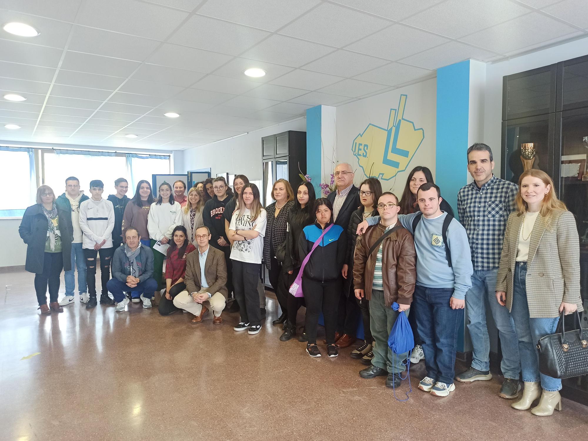 La exposición "Nuestros vecinos invisibles" sorprende a los alumnos del instituto de Llanera: "Es inspiradora"