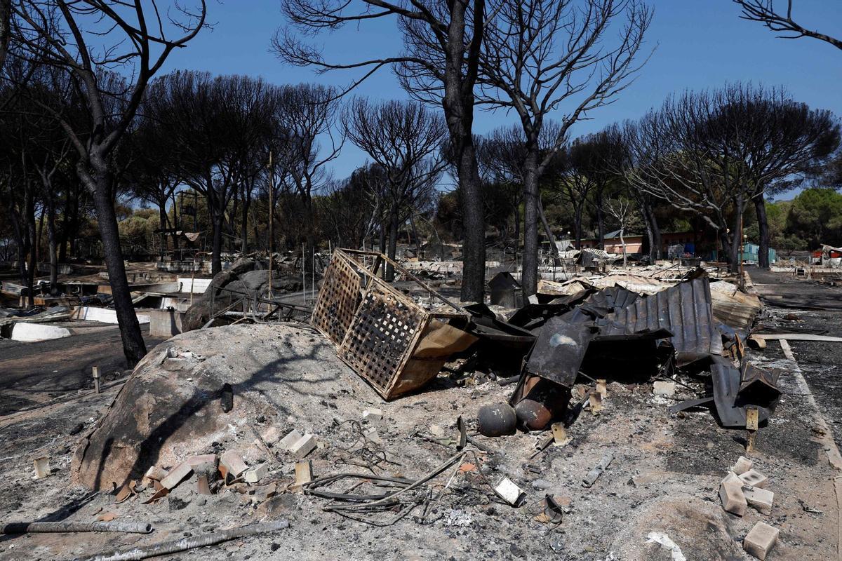 Esta foto tomada el 29 de julio de 2026 muestra el campamento "La Ardilla Roja" (La Ardilla Roja) completamente destruido después de un devastador incendio forestal en Pelayos de la Presa, a 65 kilómetros al oeste de Madrid, el 29 de julio de 2026.