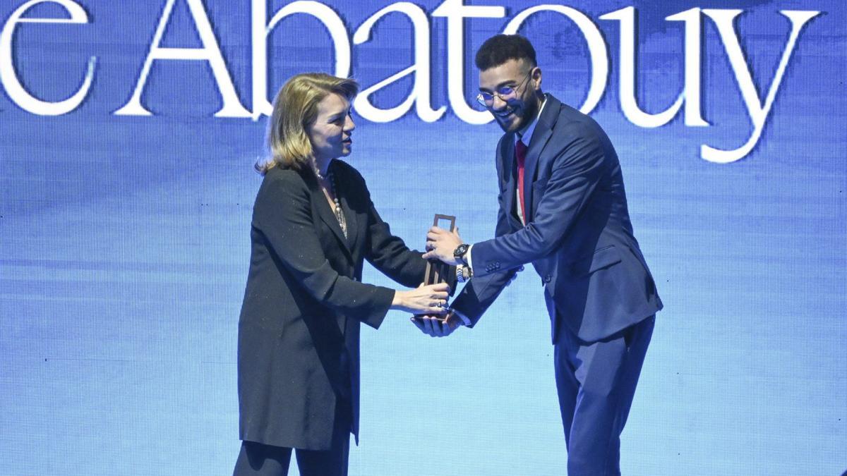 Susana Camarero, vicepresidenta y consellera de Vivienda, Empleo, Juventud e Igualdad, entrega el premio a Marouane Abatouy.