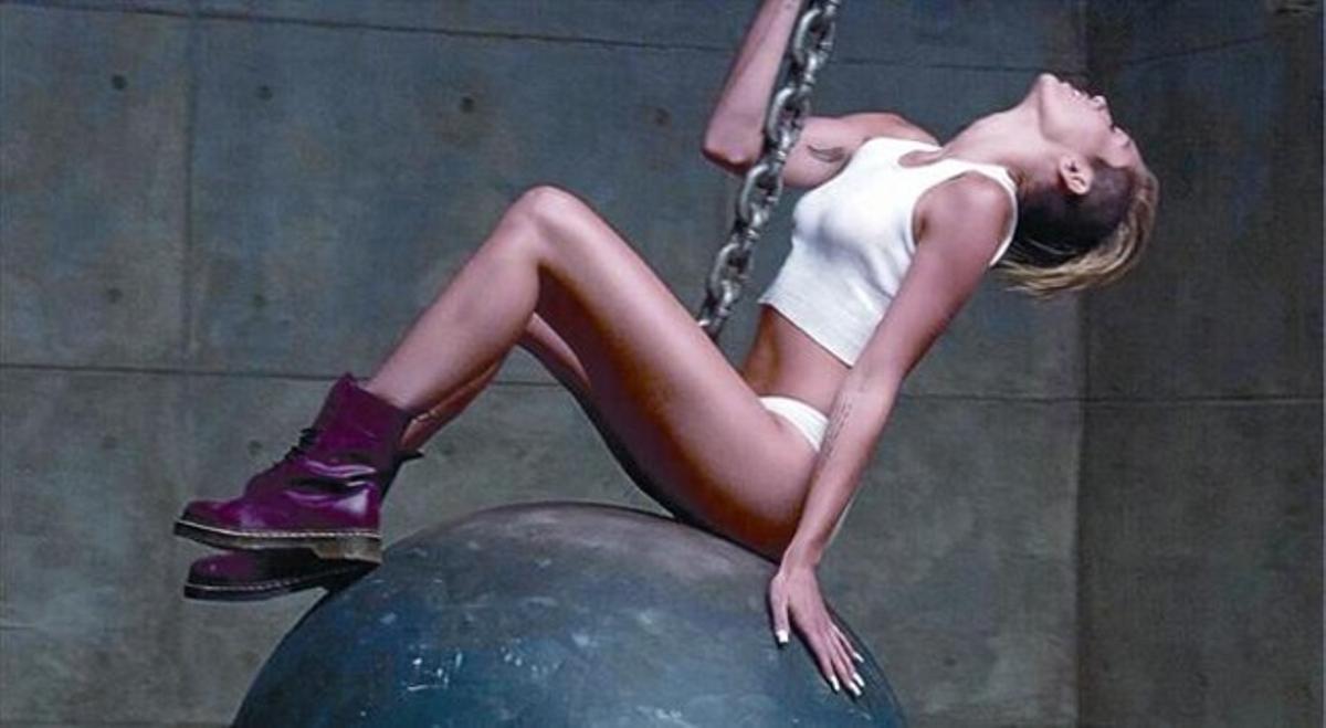 L’exestrella de Disney posa en roba interior a la portada del seu nou senzill, ’Wrecking ball’. L’exestrella de Disney posa en roba interior a la portada del seu nou senzill, ’Wrecking ball’.
