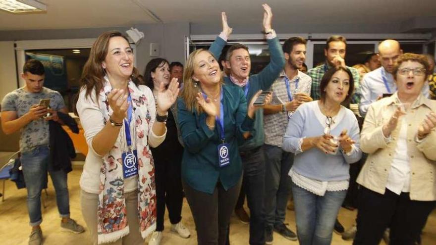 Los concejales del PP vigués, Egerique, Muñoz y Fidalgo, celebran la victoria de Feijoó. // R. Grobas