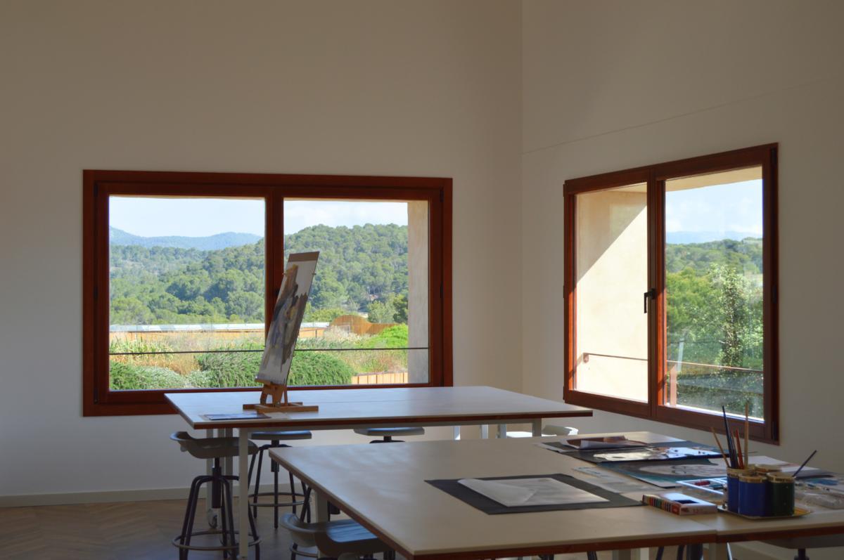 Uno de los espacios más destacados será la sala de arte con Las vistas a las cubiertas naturales del colegio y a la Serra de Tramuntana.