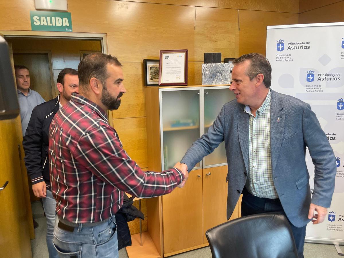 Marcelino Marcos, saludando a David Pérez.