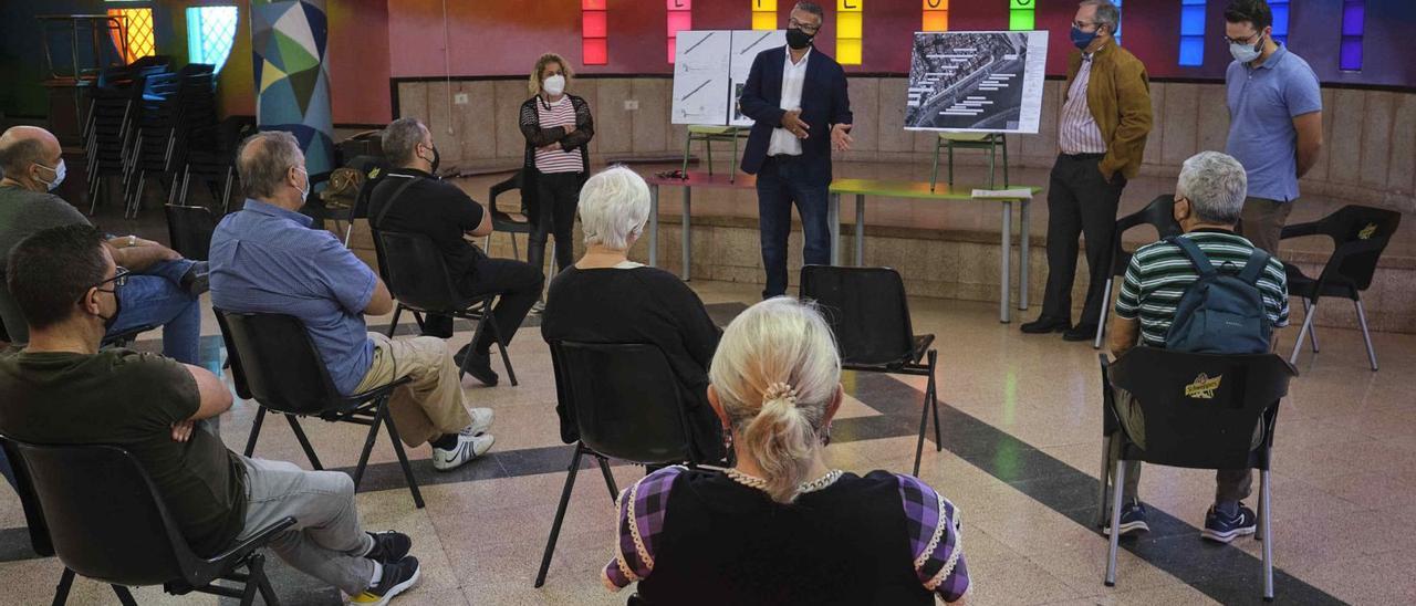 Dámaso Arteaga explica a vecinos y comerciantes de la calle del Dique los detalles de la obra.