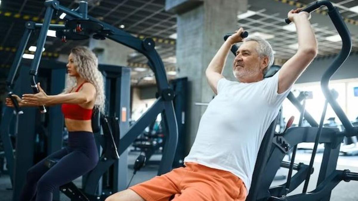 Un señor en el gimnasio