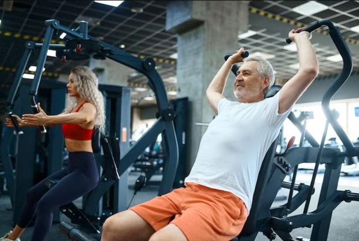 Un señor en el gimnasio