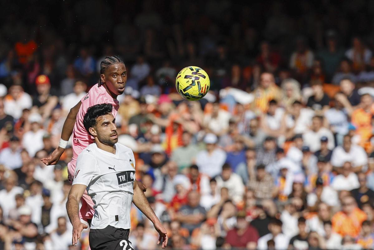 Ilaix disputa un balón.