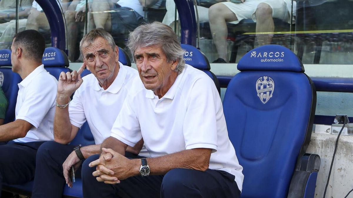 Manuel Pellegrini junto a Rubén Cousillas, durante el Levante-Betis de Liga