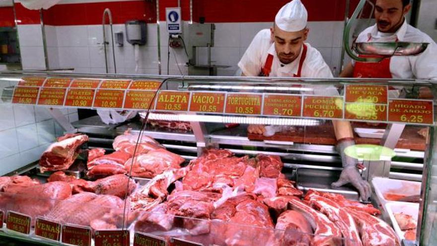 Dos carniceros atienden en un mercado de la capital grancanaria. | santi blanco