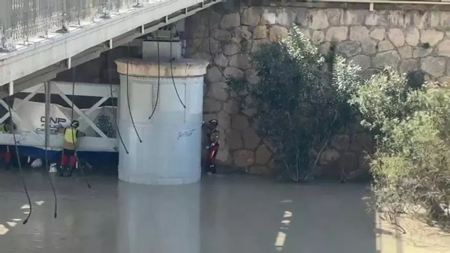Encuentran un hombre fallecido debajo del Puente de Hierro de Murcia