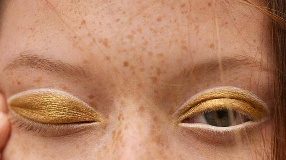 Maquillaje dorado con 'eyeliner' blanco