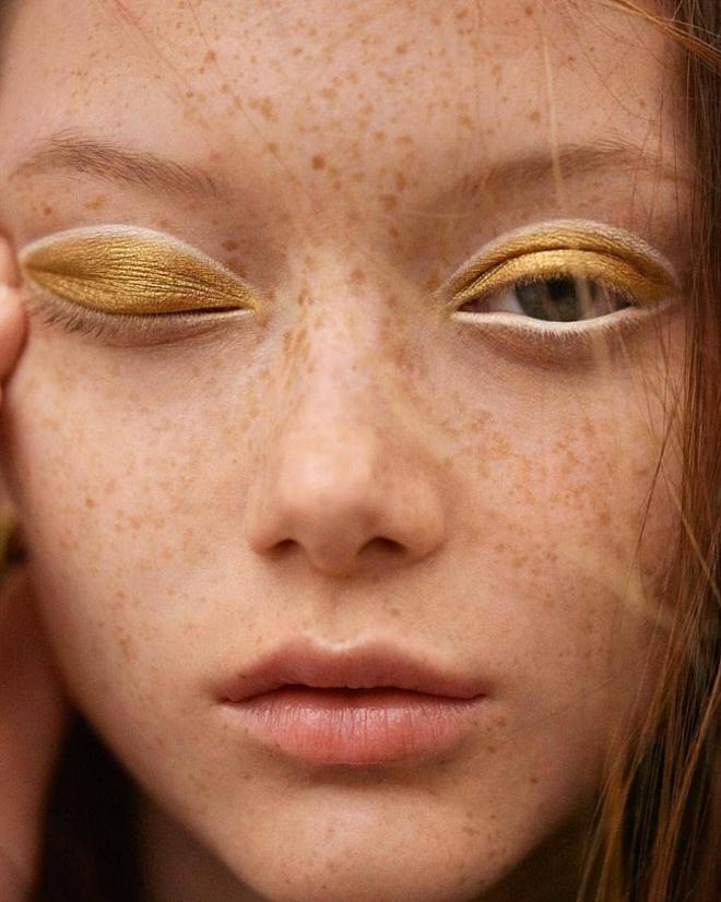 Maquillaje dorado con 'eyeliner' blanco