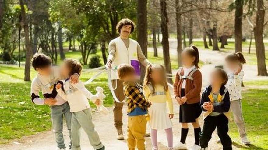 Paseadores de niños: &quot;Los llevan con arneses&quot;