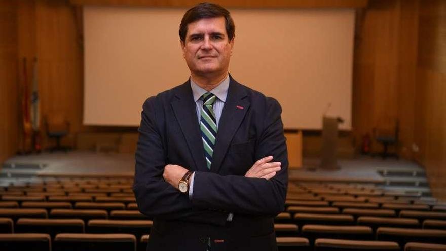 El doctor Santiago Quirce, ayer, en el salón de actos del Hospital de A Coruña.