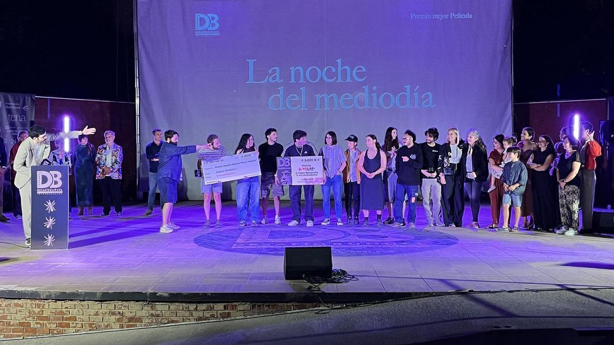El equipo de 'La noche del mediodía' al recoger el galardón de mejor película.