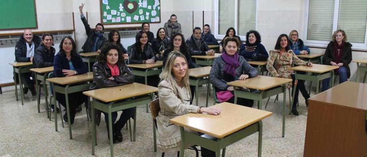 Los asistentes sentados en los pupitres del colegio de las monjas de Noreña.