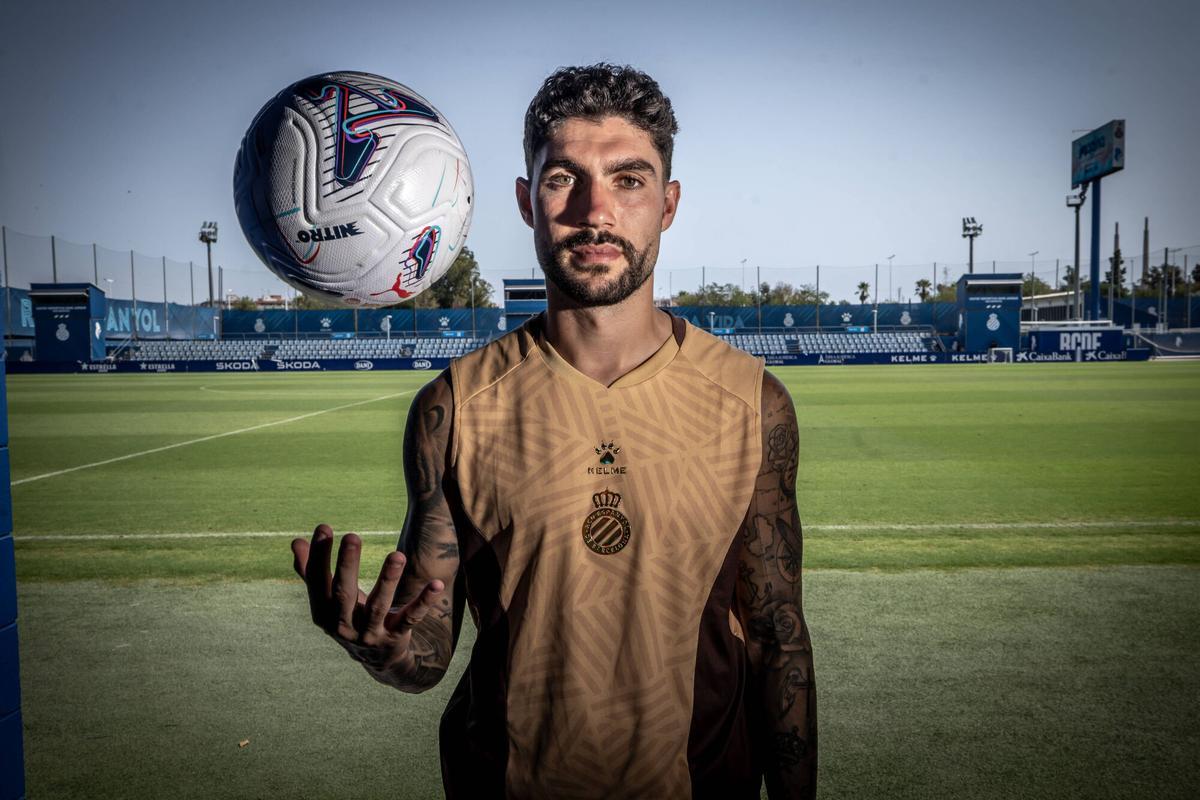 Unai Núñez,nuevo fichaje del Espanyol,antes de la entrevista con El Periódico en la Ciutat Esportiva Dani Jarque.