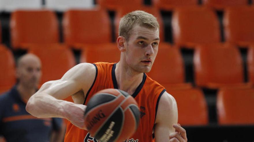 Hlinason, en un entrenamiento con el Valencia Basket