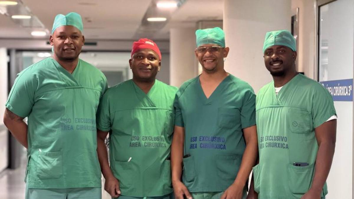 Los dos nuevos médicos residentes, con los compañeros que regresan a Mozambique ya formados