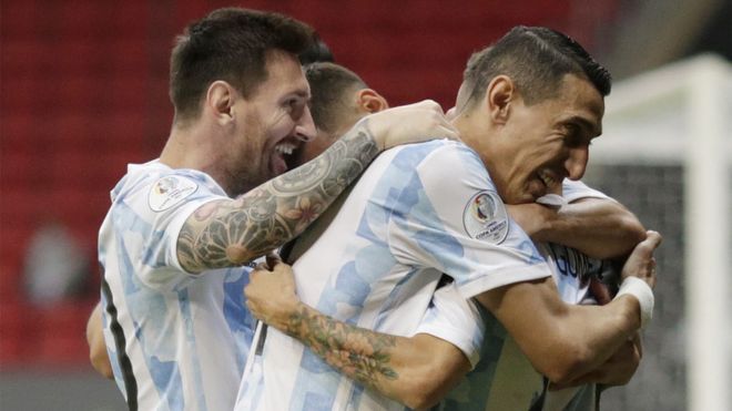 Los argentinos celebran un gol en la Copa América