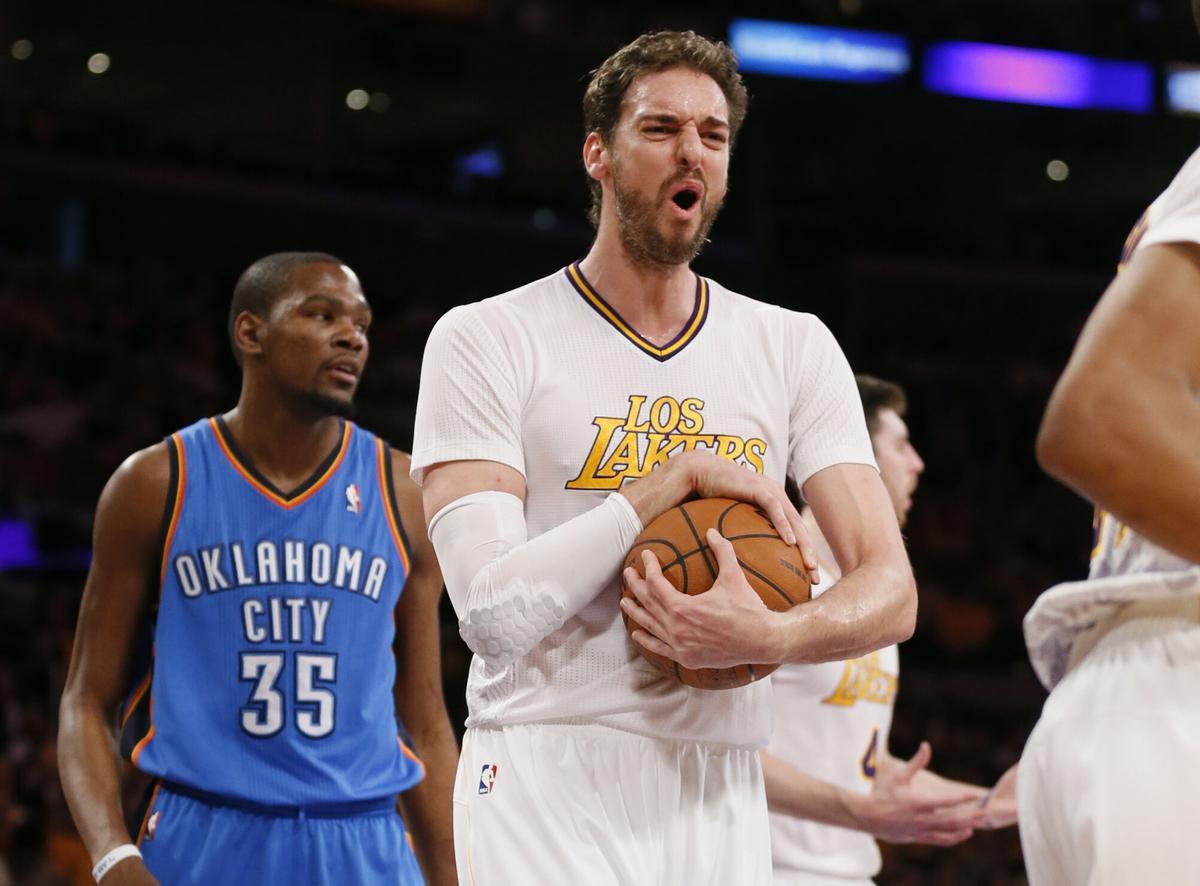 Pau Gasol y Kevin Durant, en un partido entre Lakers y Thunder