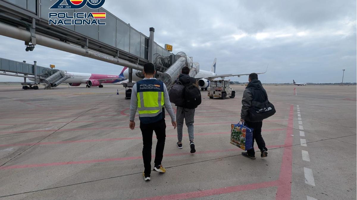 Imagen del sospechoso a punto de ser expulsado