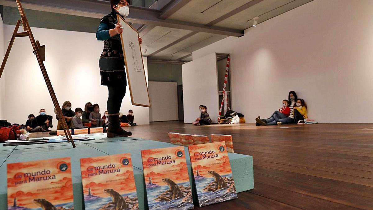 Estefanía Padullés, durante el taller sobre contaminación de ayer en el Museo do Mar.   | // J.LORES