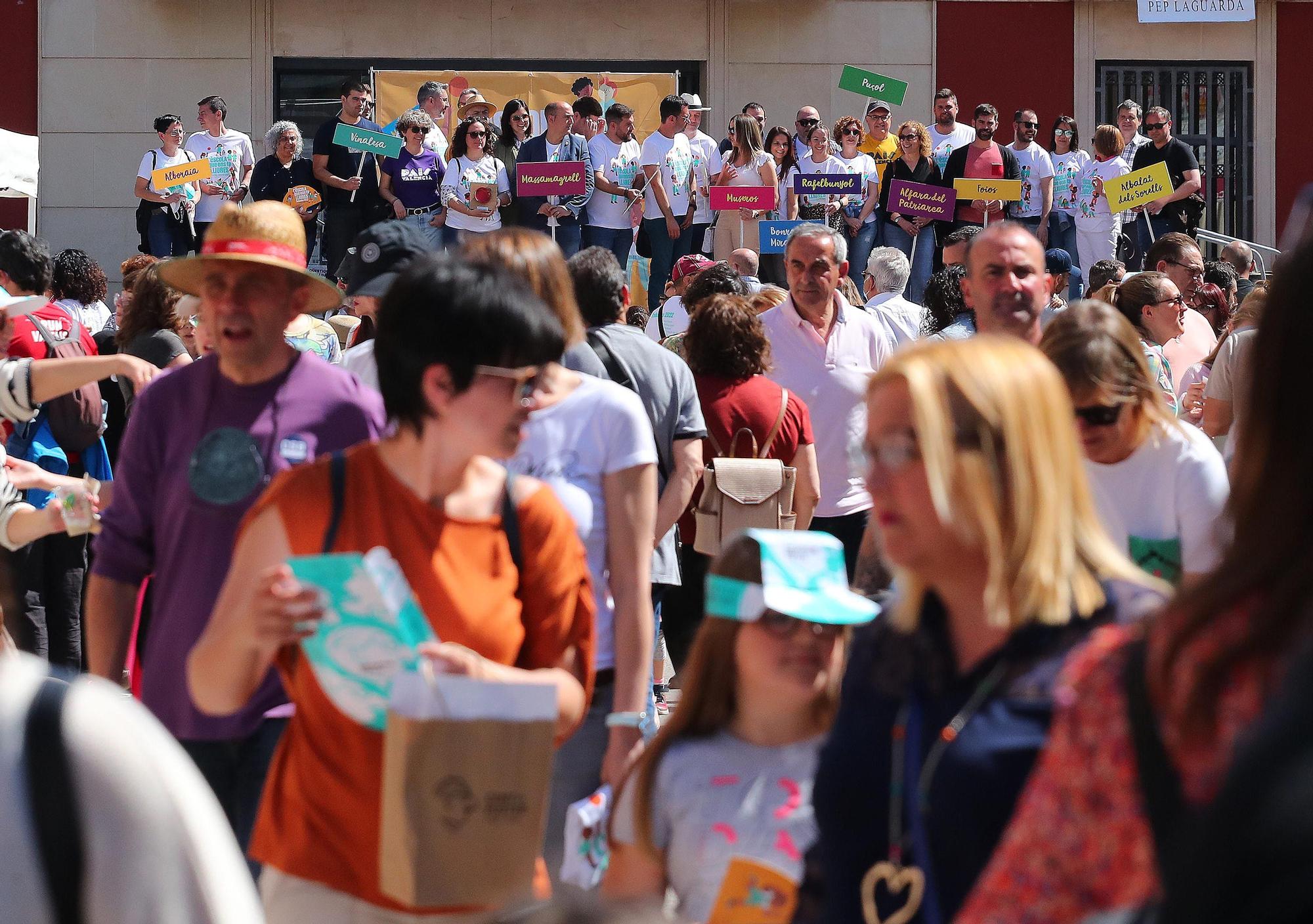 Miles de niños y sus familias viven la fiesta por la lengua en les trobades de Rafelbunyol y Almenara