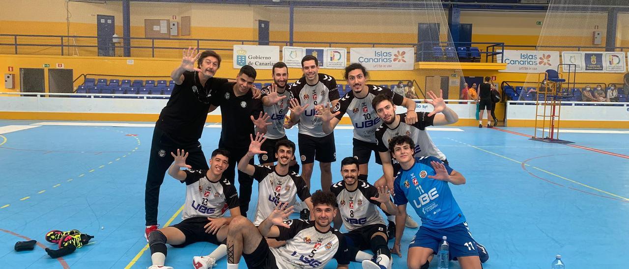 Jugadores y cuerpo técnico del UBE L'Illa-Grau celebrando la victoria de Superliga 2.