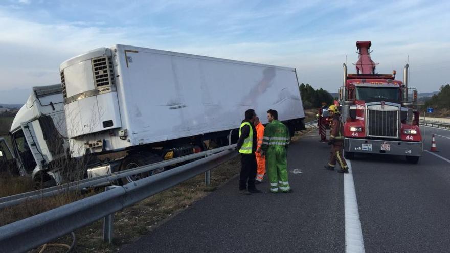 Xoquen dos camions a l&#039;AP-7 i un dels xofers resulta ferit