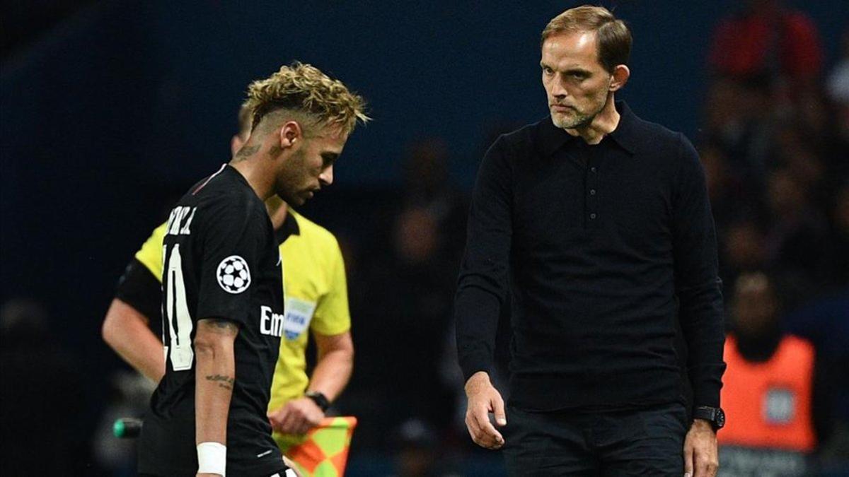 Thomas Tuchel mira con gesto serio a un cabizbajo Neymar