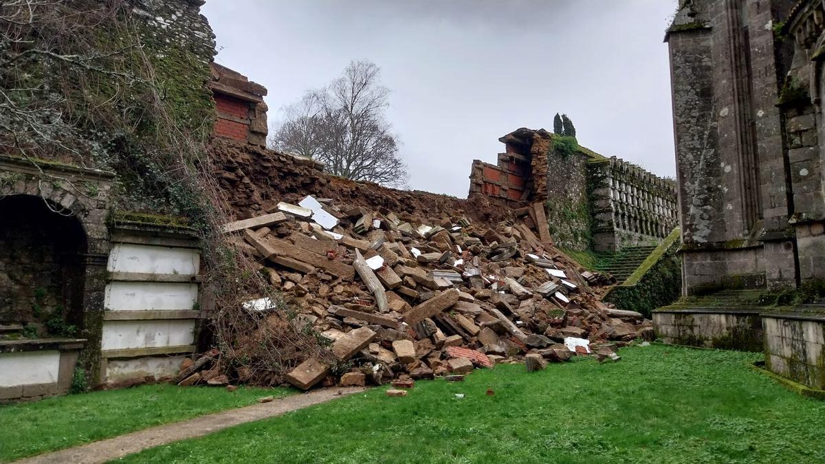 El derrumbamiento de parte de un muro del cementerio de Bonaval ha obligado a cerrar la zona.