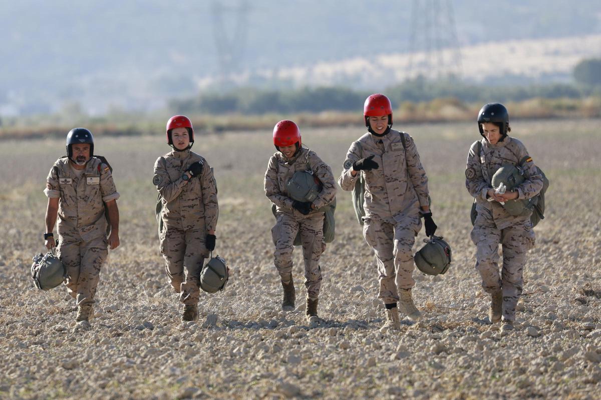 Instructores de la Escuela Militar de Paracaidismo “Méndez Parada” y alumnos de la Academia General del Aire y del Espacio vuelven al punto de encuentro tras realizar su primer salto