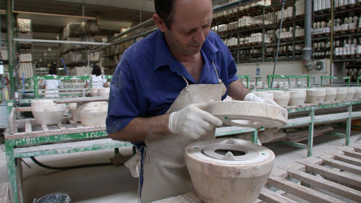 Un trabajador fabrica una pieza en la antigua planta de Las Capellanías.